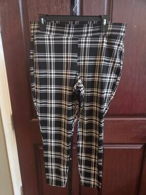 Torrid Size 2 2X Black White Plaid Pull On Skinny Pixie Crop Pants NWOT